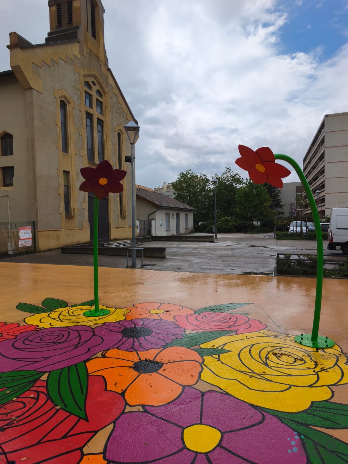 Brumisation urbaine avec poteaux fleurs